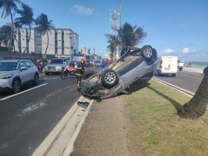 [Vídeo] Carro capota com um homem e uma criança na Avenida Assis Chateubriand