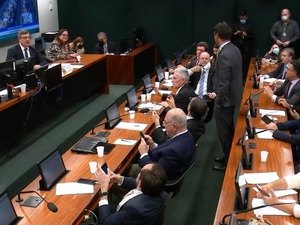 Oposição pede vista e adia votação da PEC que amplia Auxílio Brasil e cria voucher para caminhoneiros