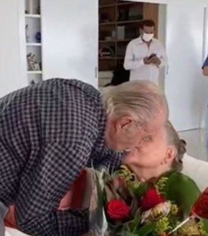 Aos 91 anos, Sarney homenageia mulher que completa 90