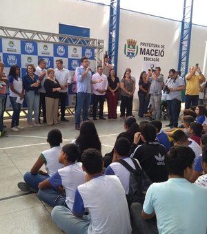 Rui Palmeira entrega fardamentos para alunos e quadra revitalizada