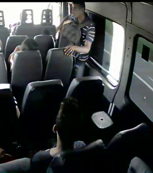Vídeo mostra assaltante com uma faca roubando passageiros de Van que saiu de Maceió 