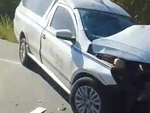 [Vídeo] Caminhão e carro de funerária colidem na rodovia AL 105