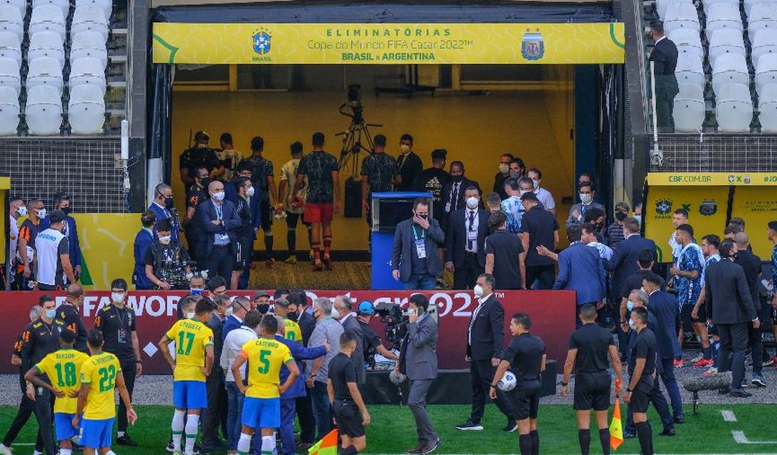 Anvisa invade campo e interrompe Brasil x Argentina para tirar 'ingleses'