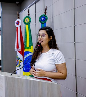 “Descaso com a educação”, diz Teca Nelma sobre crise no transporte da rede municipal