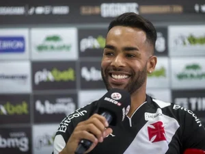 Alex Teixeira é apresentado à torcida do Vasco e promete empenho em campo: 'Lutar por vocês'