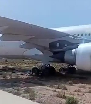 Avião sai da pista em manobra e fica preso em aeroporto da Líbia; veja