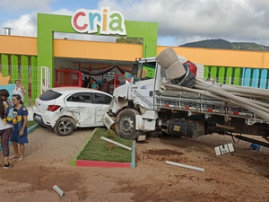 Motorista de caminhão perde controle da direção e colide em carro e muro de creche