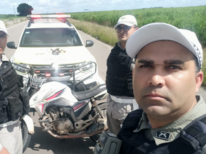 Dois jovens são presos e um adolescente, apreendido, com moto roubada em Campo Alegre