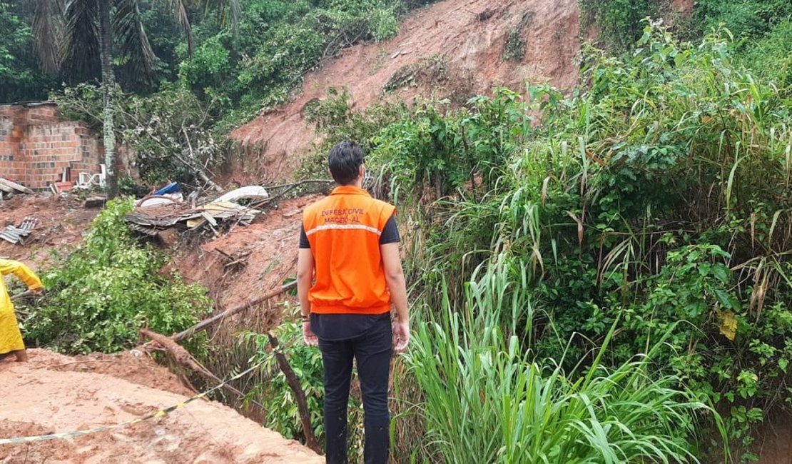 Defesa Civil de Maceió emite alerta para risco de deslizamento de barreiras