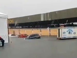 [VÍDEO] Chuva forte deixa pontos alagados e carros submersos em Maceió