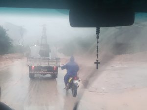 Rodovias do Litoral Norte têm deslizamentos de barreiras e alagamentos