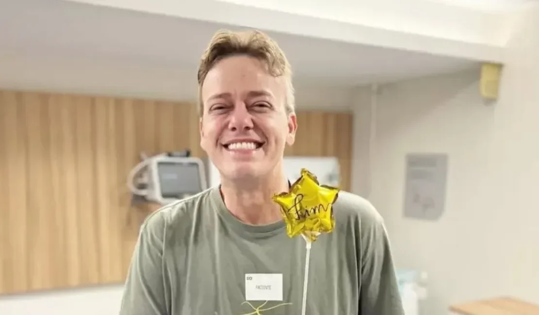Ator da Globo celebra fim de tratamento contra tumor no cérebro