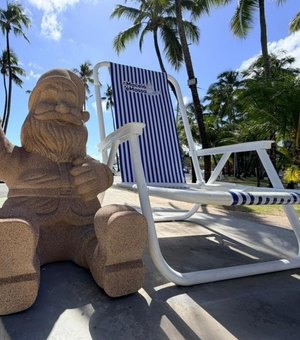 Prefeitura instala Papai Noel de 'areia' ao lado da Cadeira Gigante para Natal de Maceió