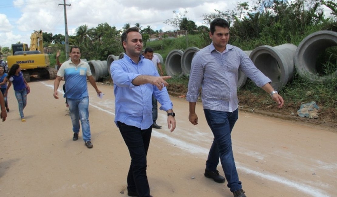 Yale Fernandes vistoria obras de pavimentação em Arapiraca