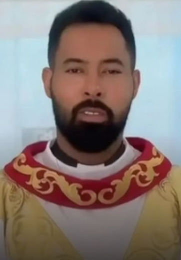 Padre flagrado com noiva de fiel se convida para casa de outra mulher: 'Tomar um café'