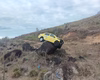 Carro em cima de pedra intriga motoristas que passavam por rodovia de MG