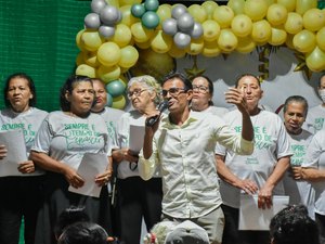 INÉDITO: pela primeira vez na história de Messias, prefeito quebra o protocolo e vai à Rua do Antônio Elias para realizar o natal solidário