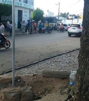 Ônibus e carro colidem frontalmente em Arapiraca