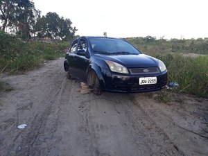 Carro é encontrado abandonado e sem rodas em matagal por trás da Ufal