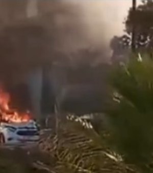 Carro pega fogo um dia após colisão contra motocicleta na zona rural de Arapiraca