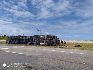[Vídeo] Caminhão carregado de cerveja tomba e população saqueia carga