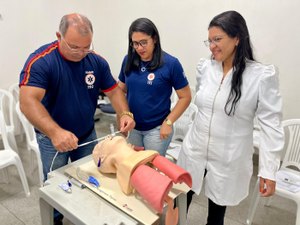 Profissionais do Hospital de Emergência do Agreste são treinados sobre o uso de máscara laríngea