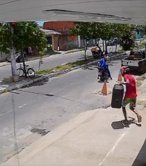 [Vídeo] Criminosos roubam caixa de som em padaria no conjunto Paulo Bandeira, em Maceió