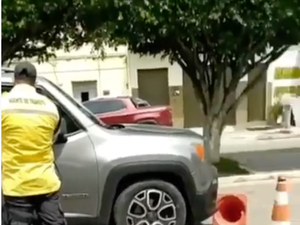 [Vídeo] Pastor passa por cima de cone em blitz na cidade de São Sebastião