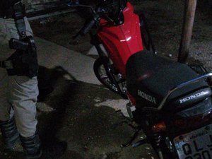 Após denúncia, PM recupera moto roubada em Arapiraca
