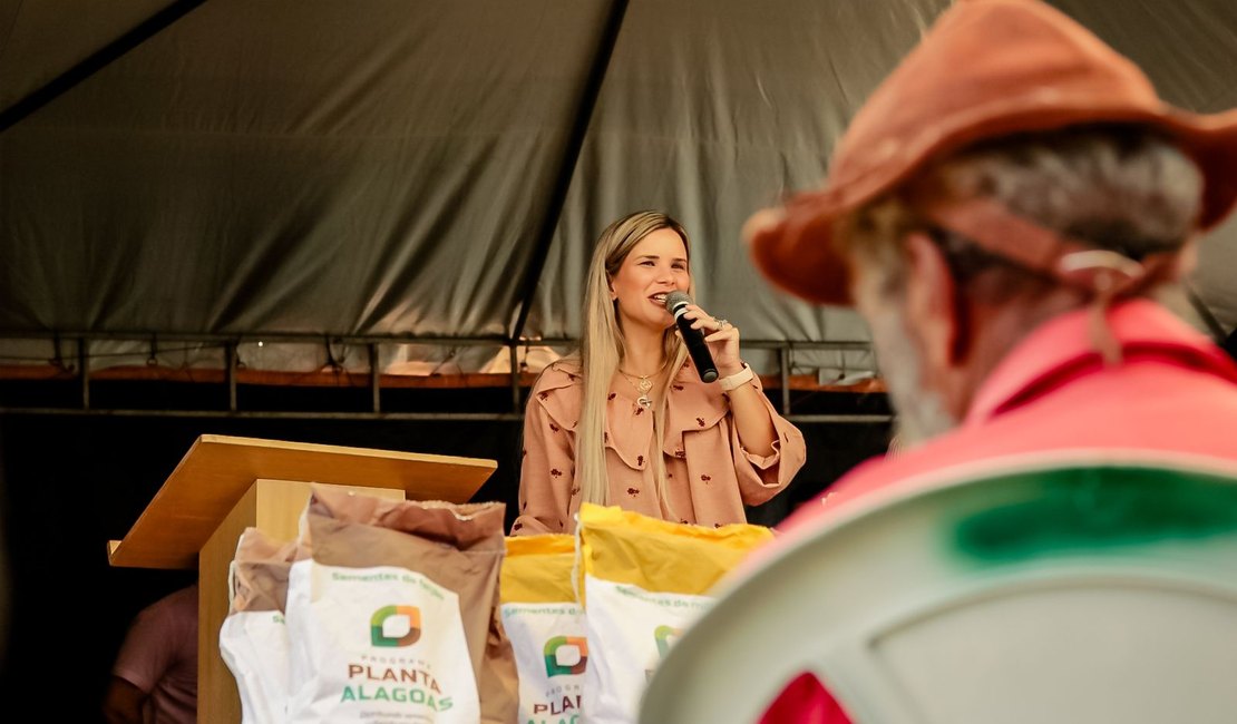 Prefeita Ceci Rocha entrega sementes aos produtores para fortalecimento da agricultura familiar