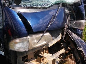 Veículo de transporte alternativo de Campestre colide em poste e deixa feridos na BR 101