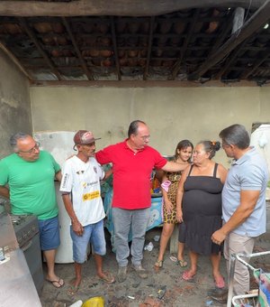 Prefeito Leandro Silva presta apoio à família de seu Luiz após incêndio no Retiro