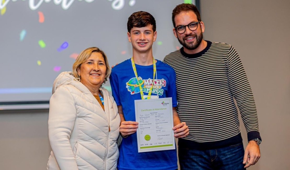 Emoção e entrega de certificados para 25 estudantes marcam intercâmbio histórico em Londres