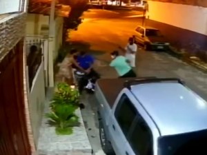 Homem suspeito de roubar moto no bairro do Poço se entrega à polícia