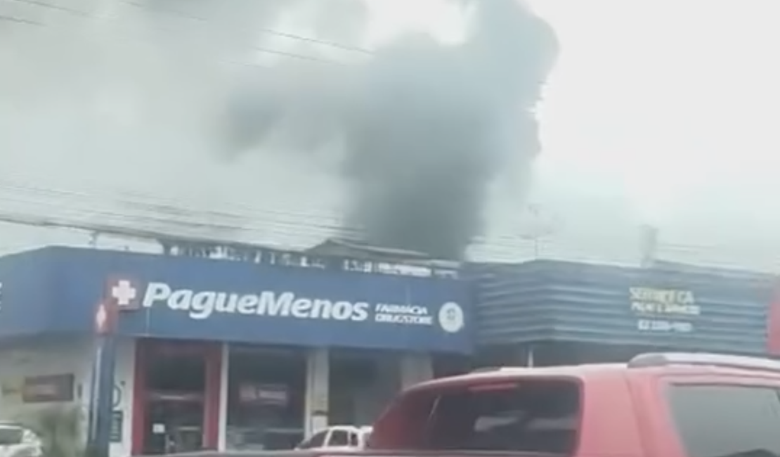 Incêndio em terreno baldio mobiliza moradores no Tabuleiro do Martins