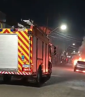 Land Rover pega fogo e mobiliza bombeiros no bairro Brasília, em Arapiraca