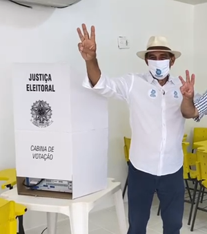Corintho vota em Maceió acompanhado da família e do vice-prefeito da chapa
