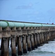 Corpo de Bombeiros resgata banhista de 21 anos após salto do emissário submarino em Maceió