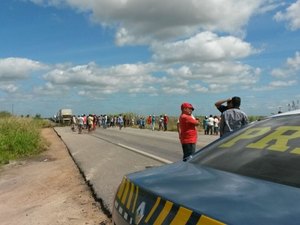 Trabalhadores da Usina Sinimbu voltam a bloquear BR-101 e cobram pagamento de salários