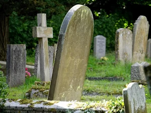 Mulher vai ao cemitério visitar o pai e encontra túmulo vazio
