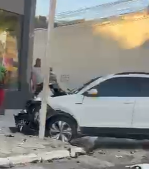 Acidente entre dois veículos é registrado em cruzamento no bairro da Pajuçara, em Maceió