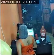 [Vídeo] Homem armado assalta lanchonete no Bom Parto, em Maceió