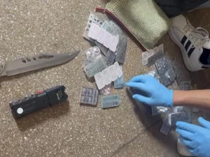 Arma de choque, facão e medicamentos são encontrados em casa ligada a clínica investigada