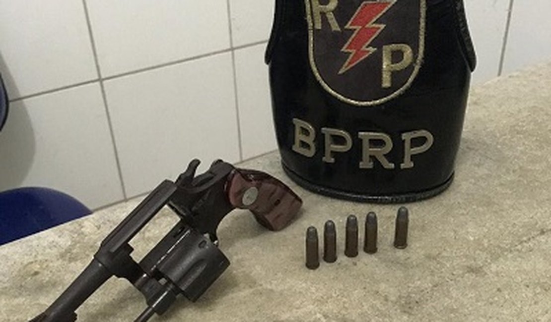 Idoso é preso com arma de fogo no bairro Santos Dumont, em Maceió