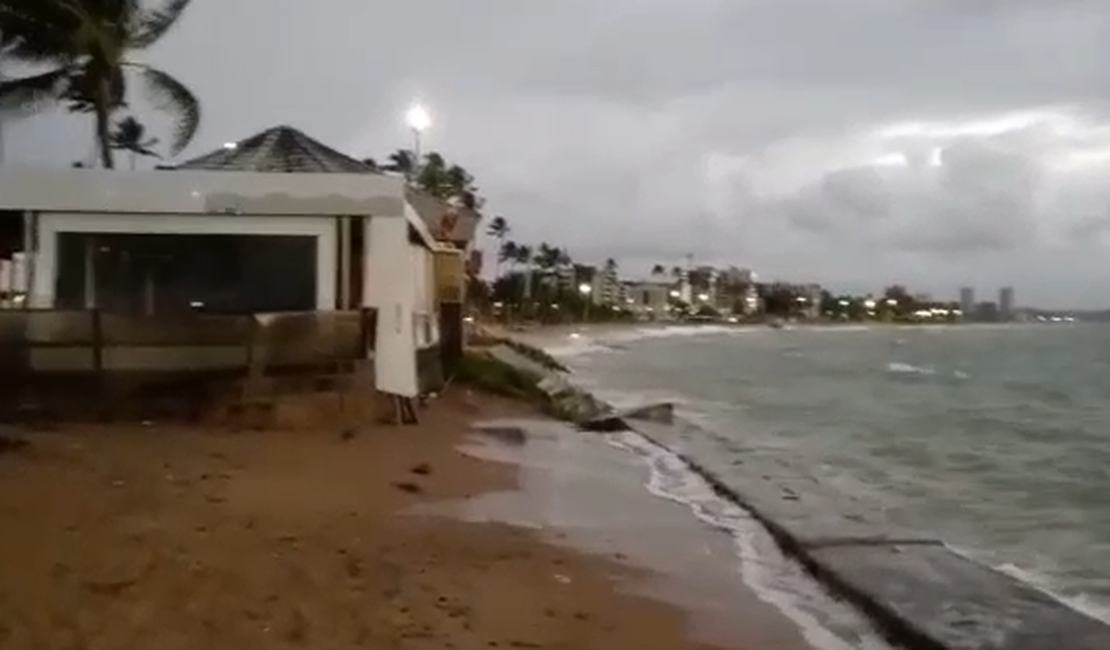 Mar avança e atinge barracas na praia da Jatiúca em Maceió
