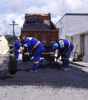 Prefeitura aplica 135 toneladas de asfalto em operação tapa-buraco