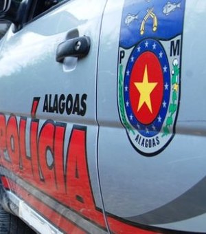 Homem é esfaqueado na porta de casa durante tentativa de assalto