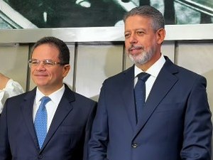 Lira e Marcelo Victor trocam afagos durante entrega de comenda na Assembleia Legislativa