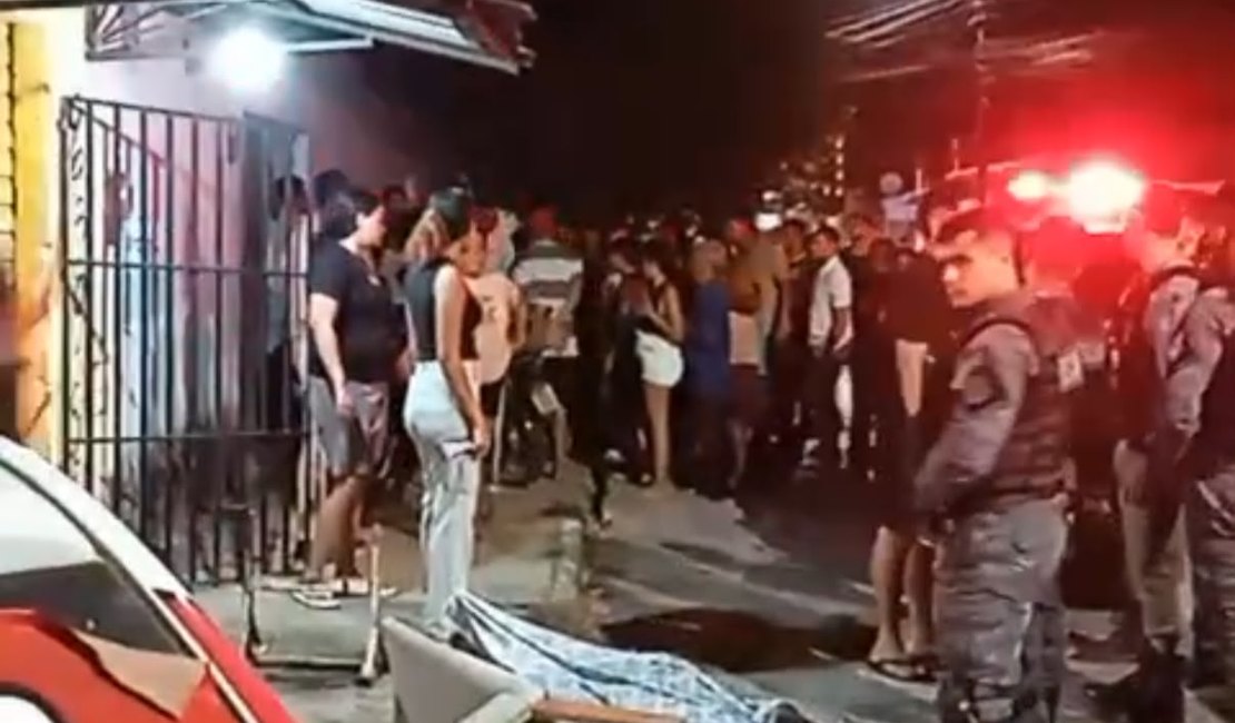Homem é morto e outro fica ferido enquanto estavam sentados na porta em Arapiraca