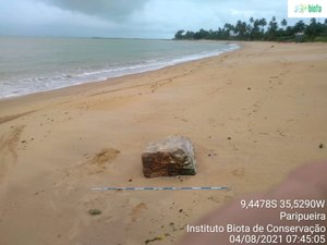 Mais três fardos de borracha são encontrados no litoral norte de Alagoas